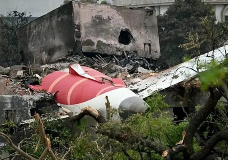 Las duras críticas al informe preliminar sobre el accidente del avión de Air India en el que murieron 260 personas