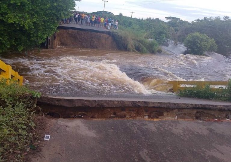 Se desplomó puente en Apure por crecida de río tras fuertes lluvias