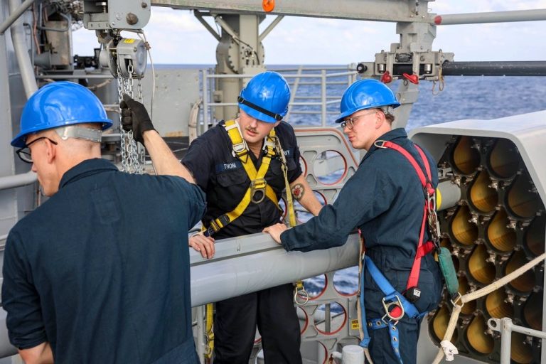 Estados Unidos revela imágenes de las operaciones militares del USS Iwo Jima rumbo al Caribe