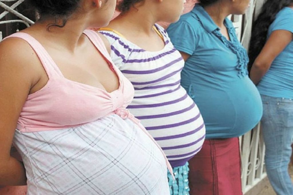 Alertan que la mayoría de embarazadas en hospitales públicos enfrentan riesgos graves