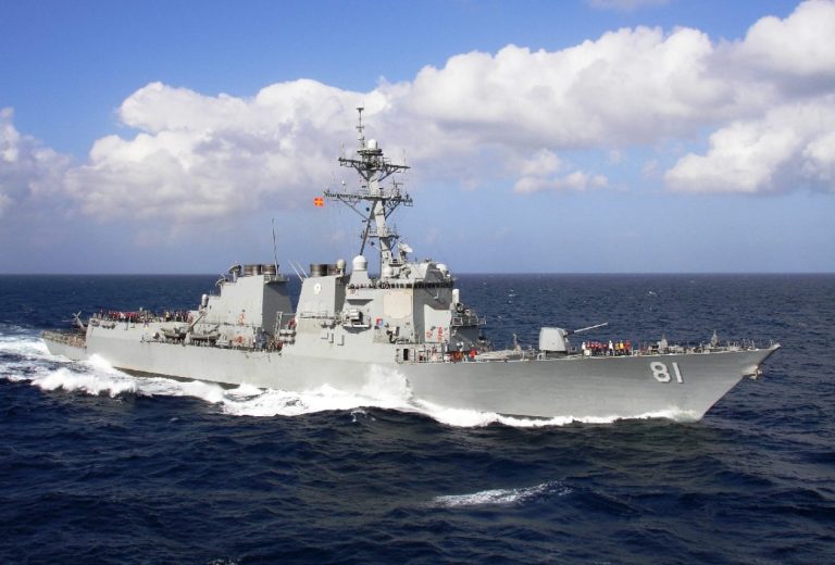 El destructor USS Winston S. Churchill fondeó en Cádiz durante su viaje hacia el mar Caribe