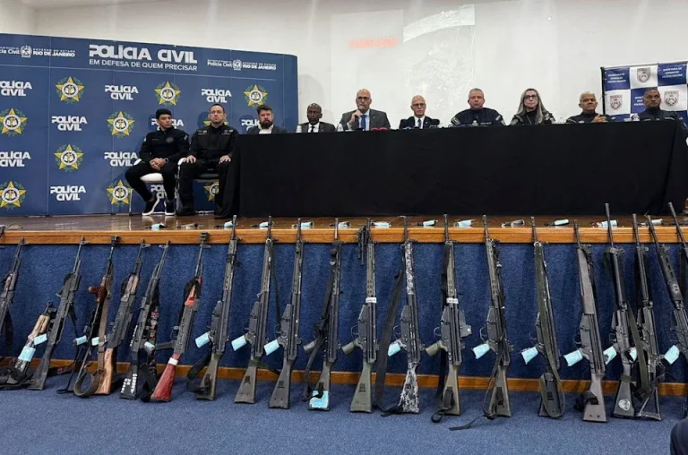 Hallan armas de la FANB en poder del Comando Vermelho durante operativo en Río de Janeiro: lo que se sabe