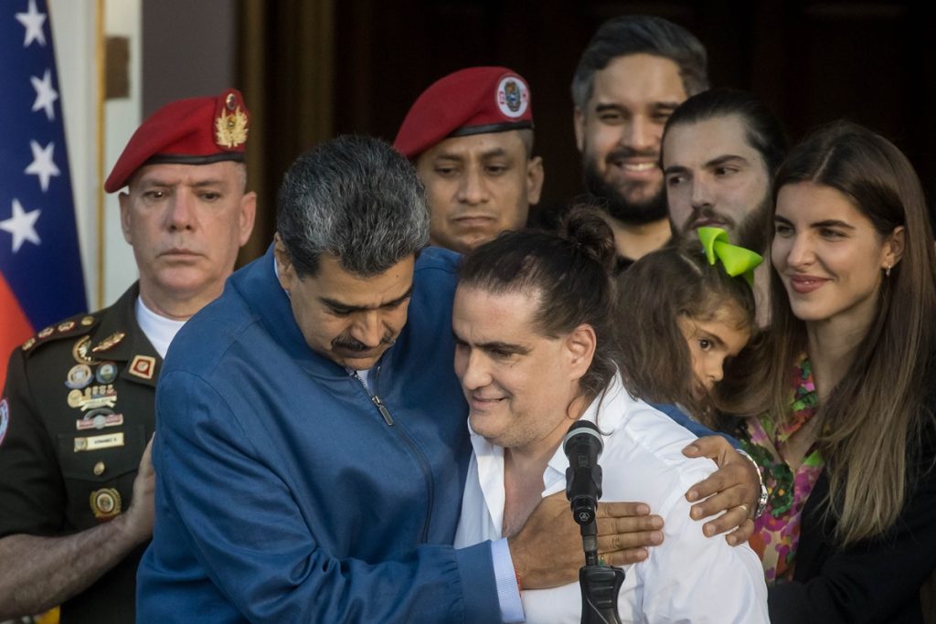 Maduro encarga a Alex Saab el lanzamiento del primer minisatélite de Venezuela