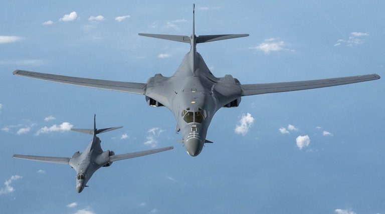 Bombarderos B-1B de EE.UU. Sobrevolando el Mar Caribe: ¿Señales de Presión contra Maduro?