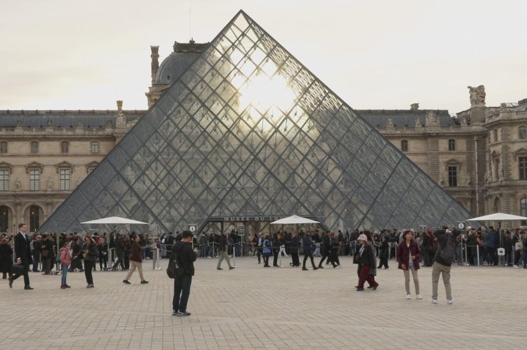 Los dos detenidos por el robo del Louvre «reconocieron parcialmente los hechos»