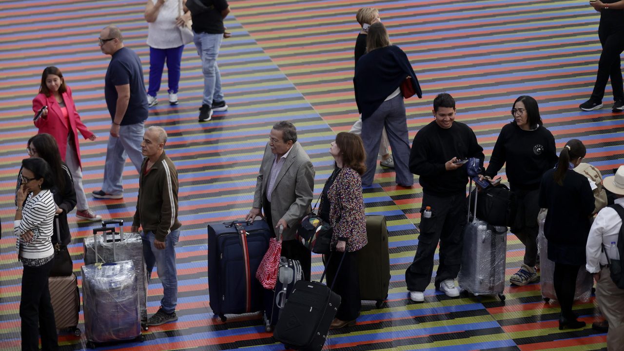 El cierre de rutas aéreas impuesto por el régimen de Maduro deja varados a miles y profundiza el aislamiento de los venezolanos