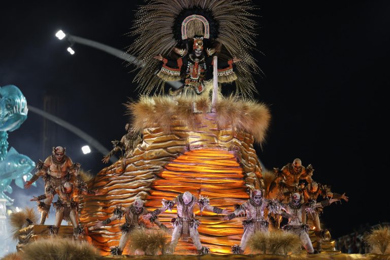 Caos en el Carnaval de Río: gigantesca carroza perdió el control y dejó al menos dos heridos (VIDEO)