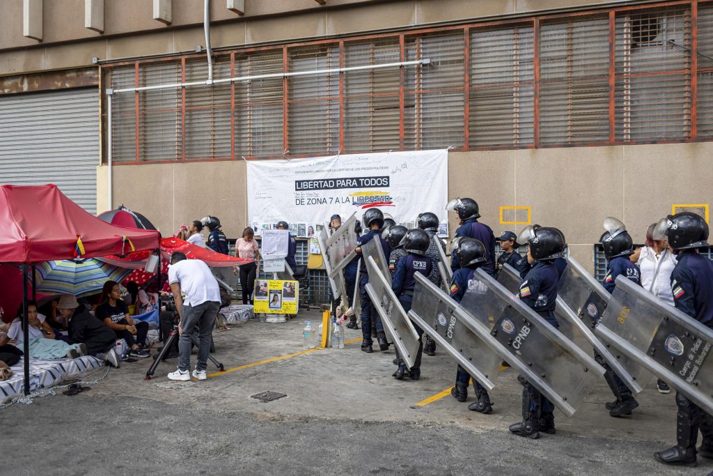 «Dejen el show»: PNB increpó a familiares en huelga de hambre que exigen atención médica en Zona 7 (VIDEO)