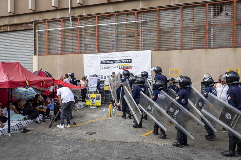 «Dejen el show»: PNB increpó a familiares en huelga de hambre que exigen atención médica en Zona 7 (VIDEO)