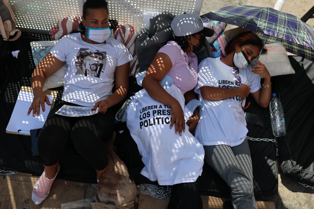 VIDEO: familiar denunció que presos políticos son obligados a comer bajo amenaza de castigo en Zona 7