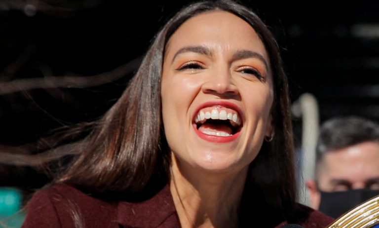Alexandria Ocasio-Cortez demostró que no sabe ubicar a Venezuela en el mapa (VIDEO)