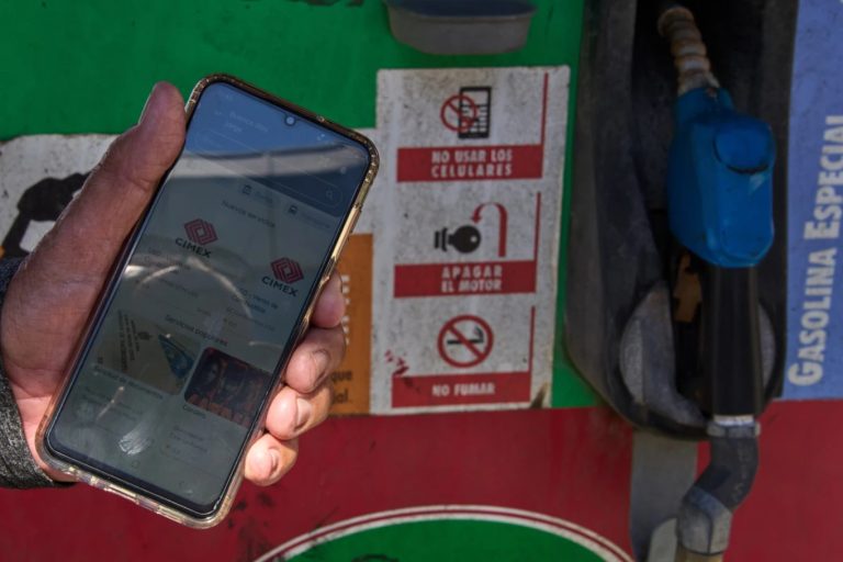 Conductores cubanos enfrentan una espera de meses por gasolina en una aplicación gubernamental