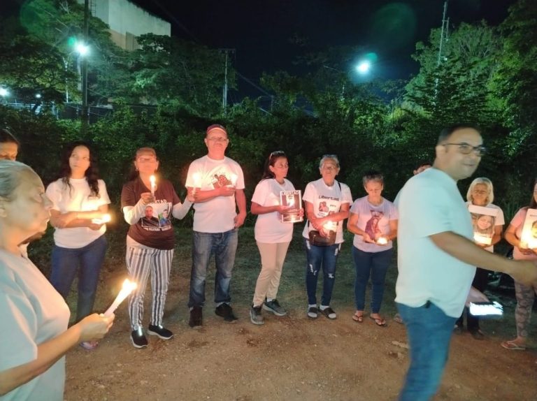Familiares de presos políticos realizaron otra vigilia por la libertad a las afueras de El Rodeo I