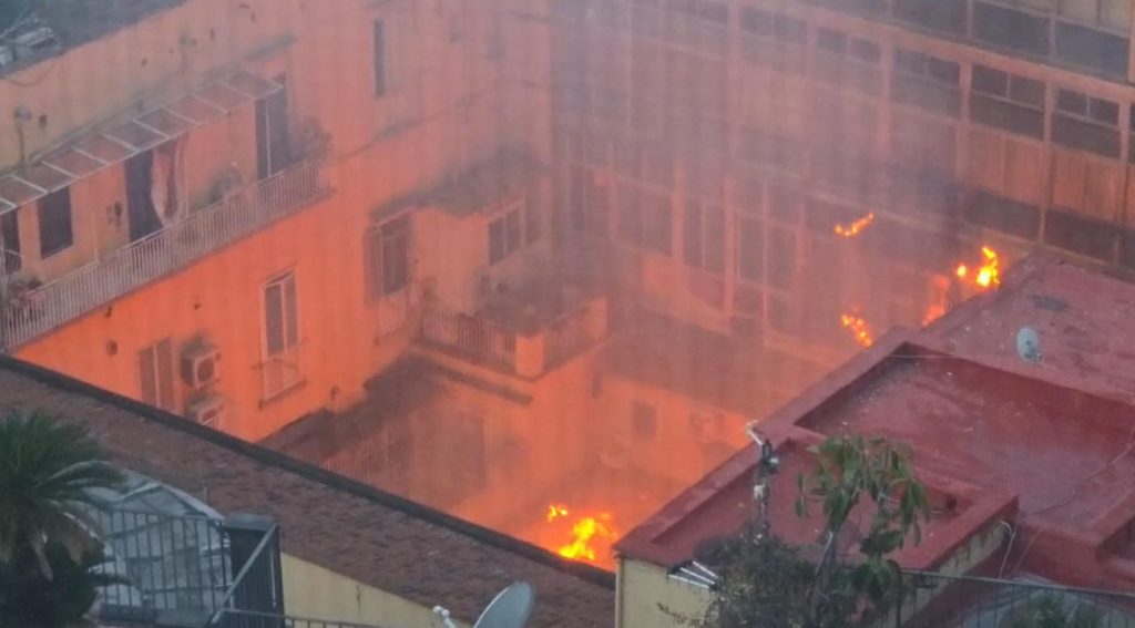 VIDEO: fuerte incendio en Nápoles causó graves daños al histórico Teatro Sannazaro