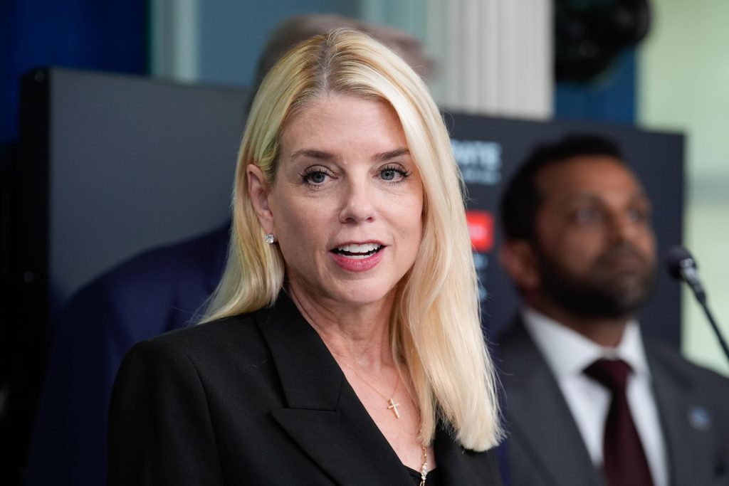 Pam Bondi publicó completa la lista Epstein en una CARTA dirigida al Senado de EEUU