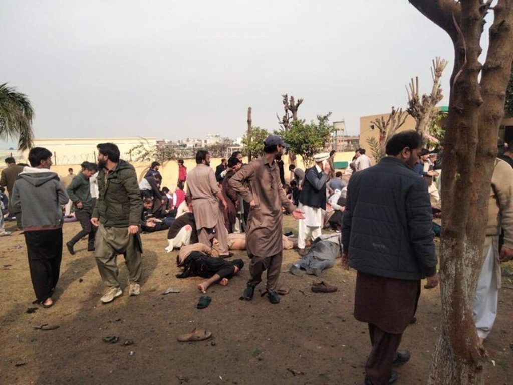 Atentado suicida contra una base militar en Pakistán dejó decenas de muertos