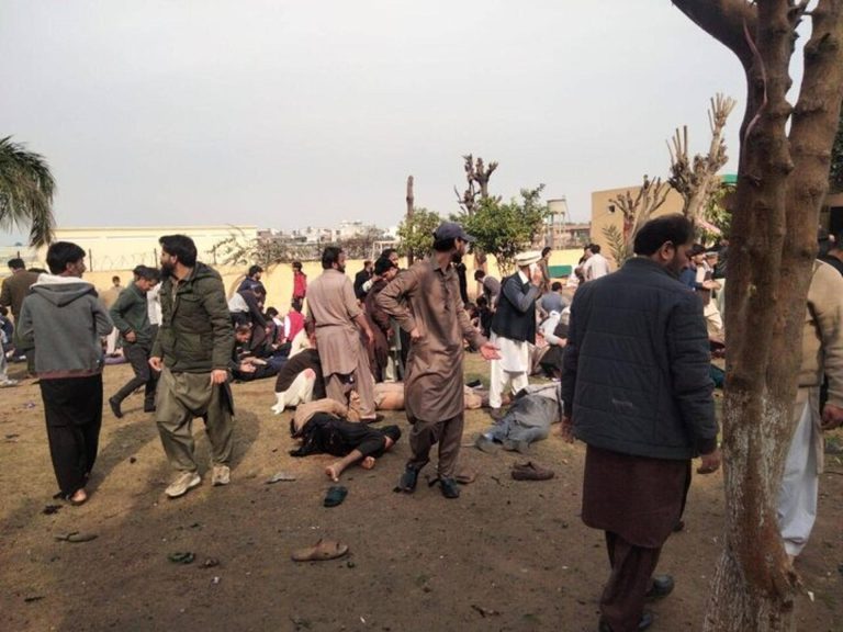 Atentado suicida contra una base militar en Pakistán dejó decenas de muertos