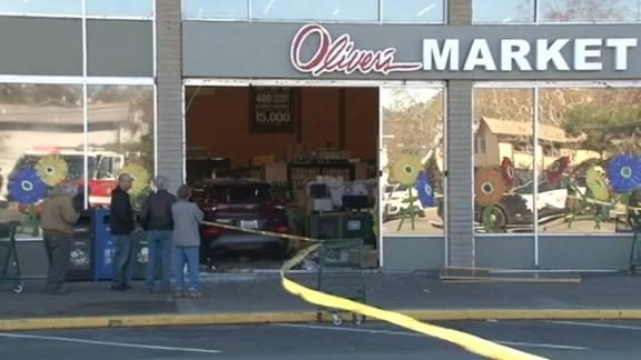 Conductor se estrelló contra un supermercado en California y dejó siete heridos