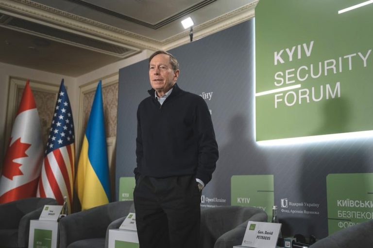 Exdirector de la CIA apuntó que «en Venezuela habrá innumerables minicrisis»