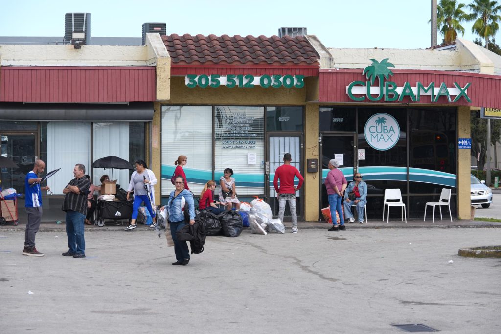 Más ayuda y sanciones: el dilema de cubanos en EEUU ante la crisis en la isla