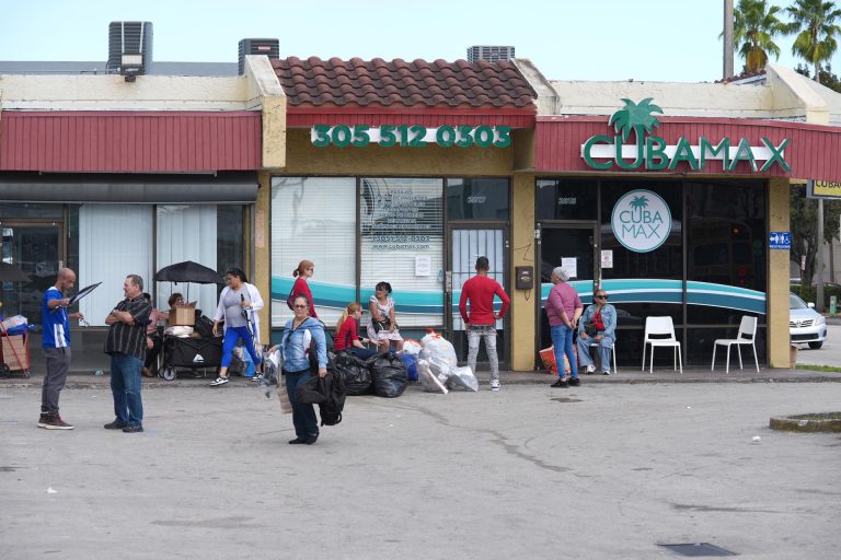 Más ayuda y sanciones: el dilema de cubanos en EEUU ante la crisis en la isla