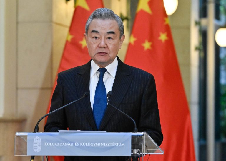 Canciller chino dijo que EEUU no debe cruzar «la línea roja» en Venezuela