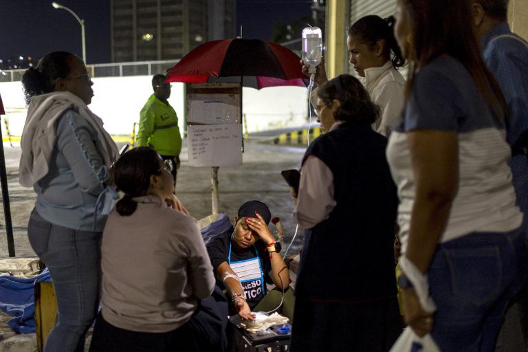 Familiares reciben atención médica tras casi 40 horas en huelga de hambre en Zona 7 (VIDEO)