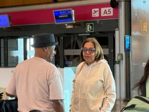 Expectación y cautela: Los venezolanos que viajan en el primer vuelo Madrid-Caracas tras la captura de Maduro