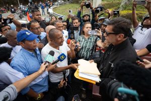 Trabajadores entregaron petición a Embajada de EEUU para mediar por mejores salarios
