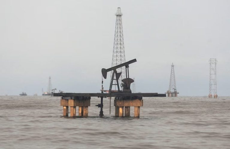 Petroleras desempolvan plataformas almacenadas en Venezuela mientras se revisan los contratos