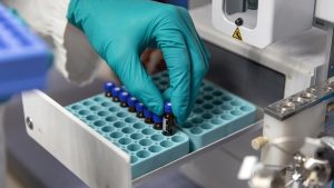 Crisis silenciosa: laboratorios públicos en Venezuela operan con 80% de déficit de insumos