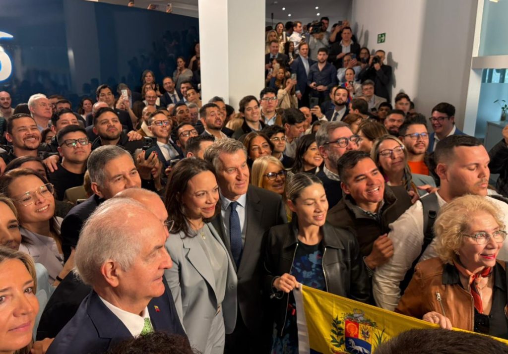 «Valiente»: El firme elogio de Alberto Núñez Feijóo a María Corina Machado en su encuentro en Madrid