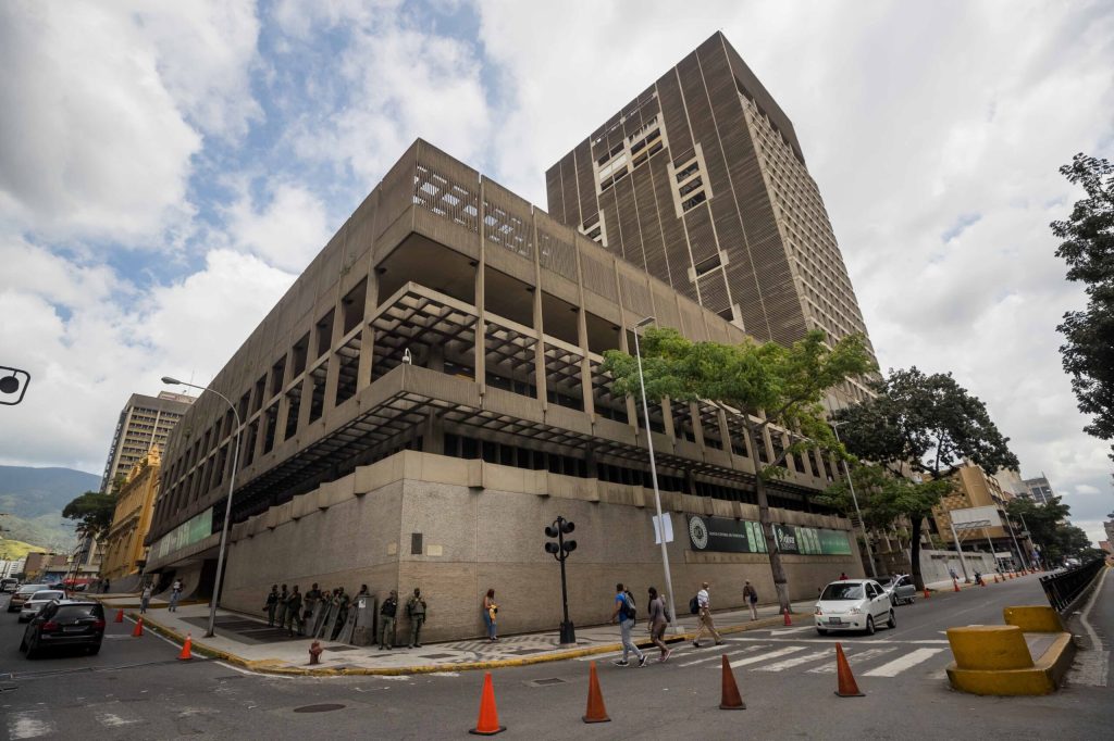 El País: Venezuela cambia la dirección del Banco Central para ganar credibilidad ante los inversores
