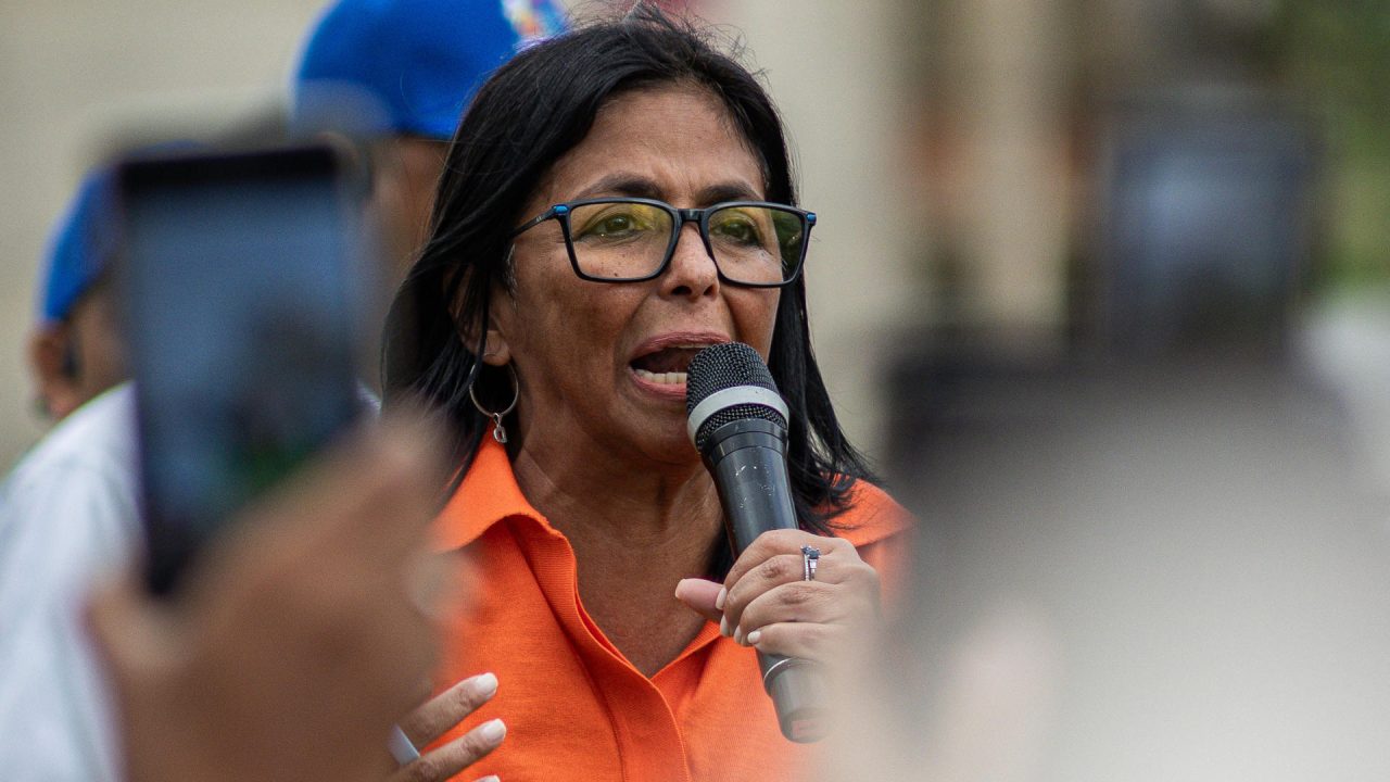 ¡NI SU PADRE LA LLEGÓ A QUERER! «Popularidad» de Delcy Rodríguez cae en picada, según sondeo de AtlasIntel y Bloomberg