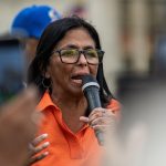 ¡NI SU PADRE LA LLEGÓ A QUERER! «Popularidad» de Delcy Rodríguez cae en picada, según sondeo de AtlasIntel y Bloomberg