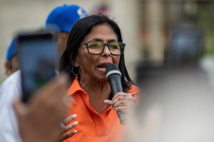 ¡NI SU PADRE LA LLEGÓ A QUERER! «Popularidad» de Delcy Rodríguez cae en picada, según sondeo de AtlasIntel y Bloomberg
