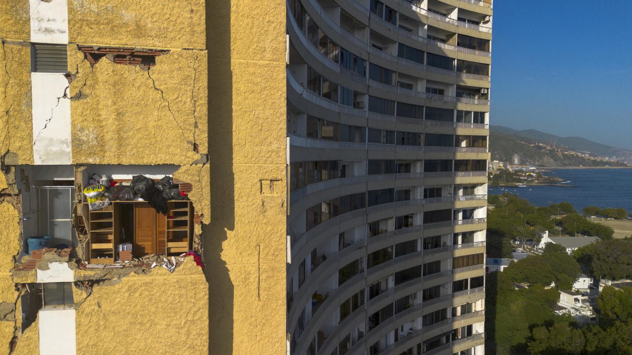 Terreno duro, estructura de hormigón, edificios compactos: arquitectura contra terremotos