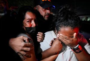 El dolor se convierte en rabia entre los restos del terremoto en Venezuela