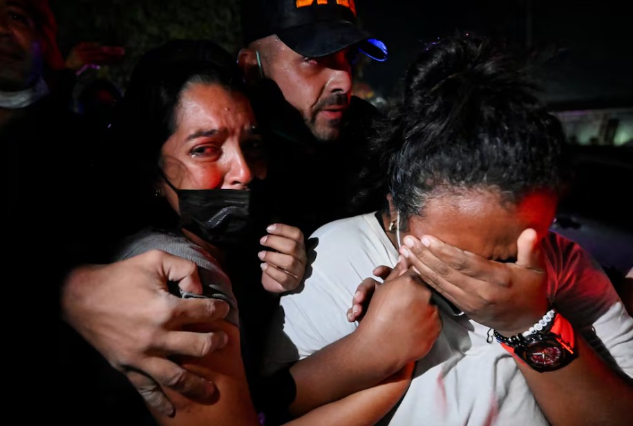 El dolor se convierte en rabia entre los restos del terremoto en Venezuela