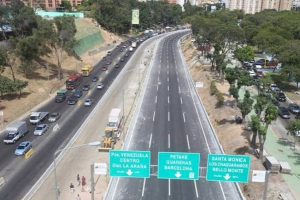 Cerrarán dos canales de la Autopista Valle-Coche en Caracas por “prevención”